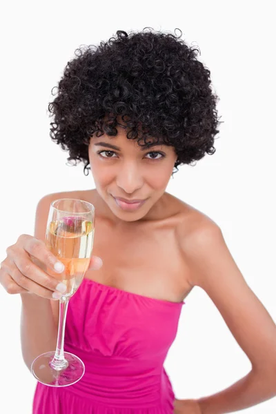 Mujer joven sosteniendo una copa de champán mientras mira la ca — Foto de Stock