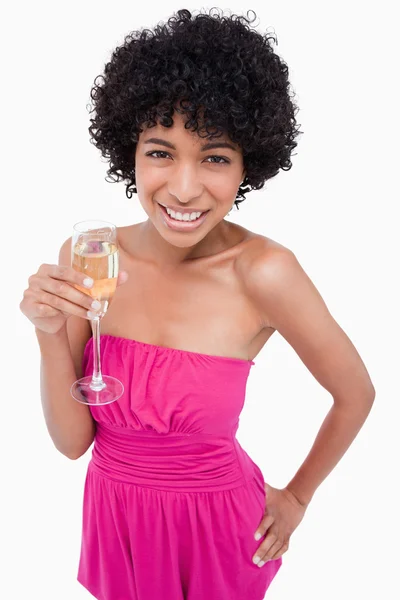 Mladá žena drží sklenici šampaňského s rukou na ni Ahoj — Stock fotografie