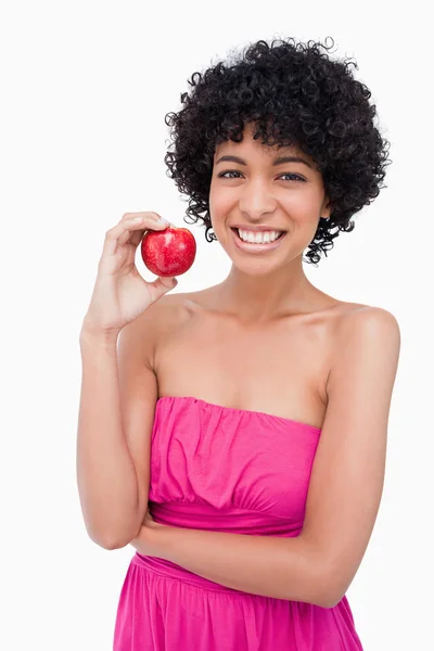 Usmívající se dospívající dívka v pravé ruce držel červené jablko — Stock fotografie