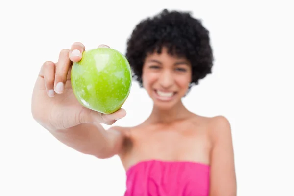 Zelené jablko, držené mladá žena — Stock fotografie