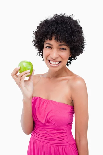 但同时按住一个美丽的绿色苹果喜上眉梢的年轻女子 — 图库照片
