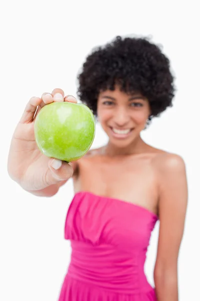 Красивое зеленое яблоко, которое держит молодая женщина — стоковое фото
