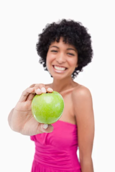 Belle pomme verte tenue par une jeune femelle contre un bac blanc — Photo