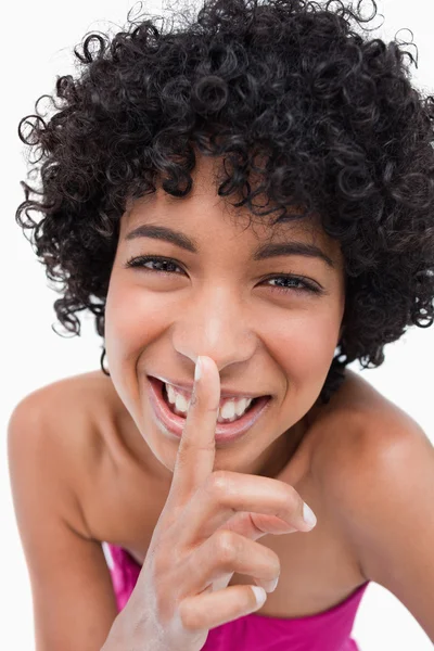 Молодая женщина просит тишины во время смеха — стоковое фото