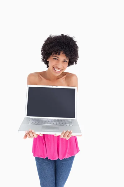 Sonriente y hermosa adolescente sosteniendo su computadora portátil — Foto de Stock