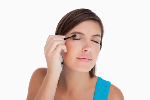 Έφηβος εφαρμογή eyeshadow κατά τρόπον συμπυκνωμένου — Φωτογραφία Αρχείου