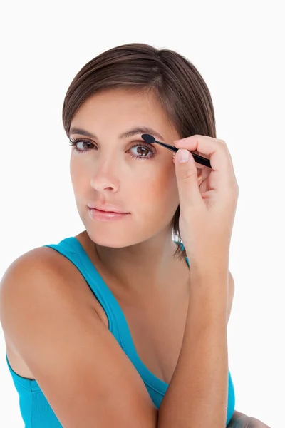 Śliczna nastolatka wprowadzaniu jej powieki cień do powiek — Zdjęcie stockowe