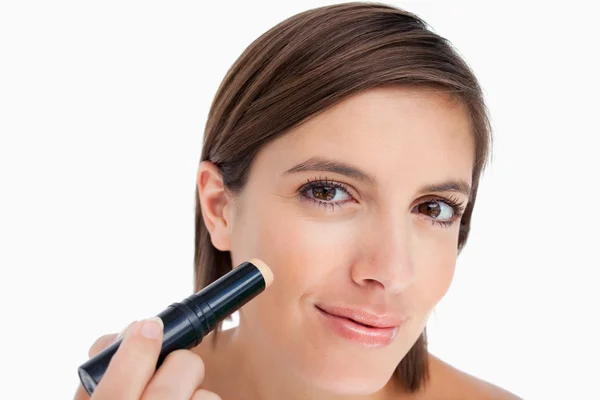 Maquillaje adolescente mientras se aplica la fundación con cepillo —  Fotos de Stock