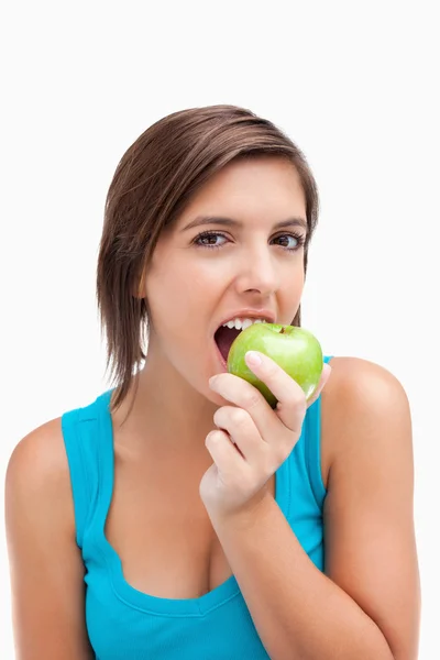 Attraente adolescente mangiare una mela verde — Foto Stock