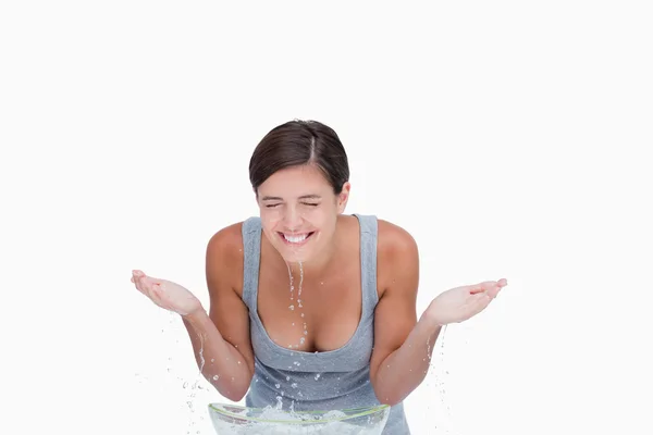Teenager who has splashed herself with water — Stock Photo, Image