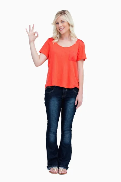 Smiling teenager looking at the camera while showing the OK sign — Stock Photo, Image