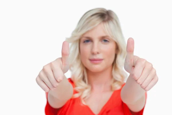 Два больших пальца вверх, показываемые молодой привлекательной женщиной — стоковое фото
