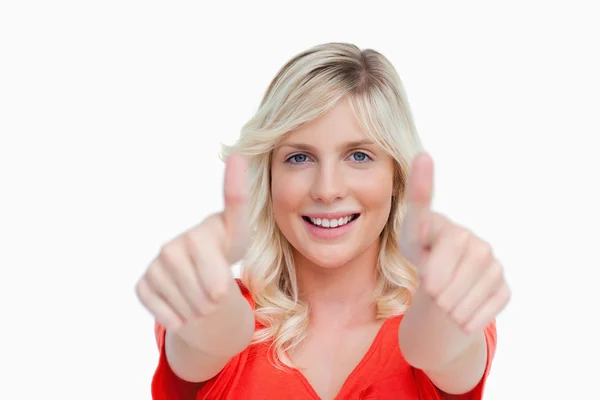 Aantrekkelijke jonge vrouw haar duimen opdagen voor haar — Stockfoto
