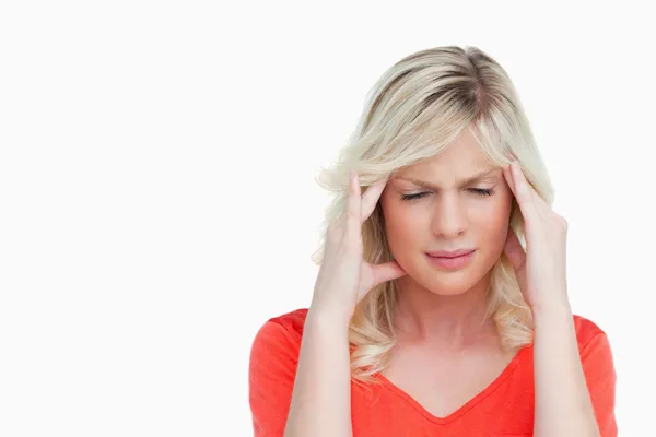 Mladá žena trpí bolestí hlavy — Stock fotografie