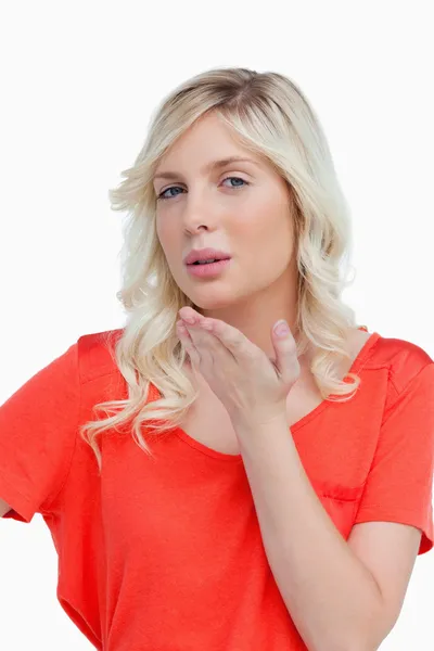 Vackra unga blonda kvinnan skickar en puss — Stockfoto