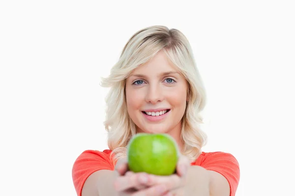Smiling woman holding a delicious green apple — Stock Photo, Image