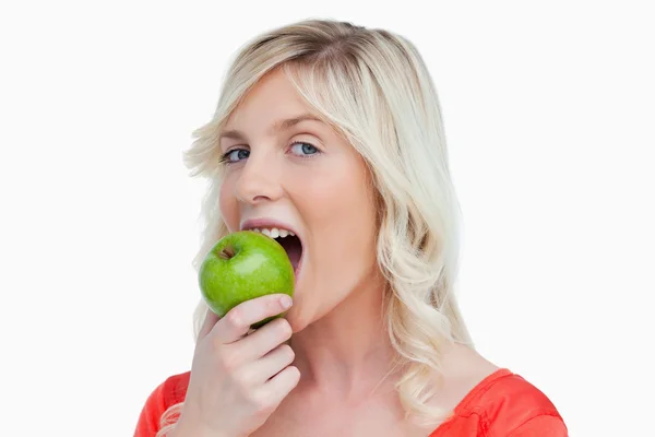 Aantrekkelijke vrouw een heerlijke groene appel eten — Stockfoto