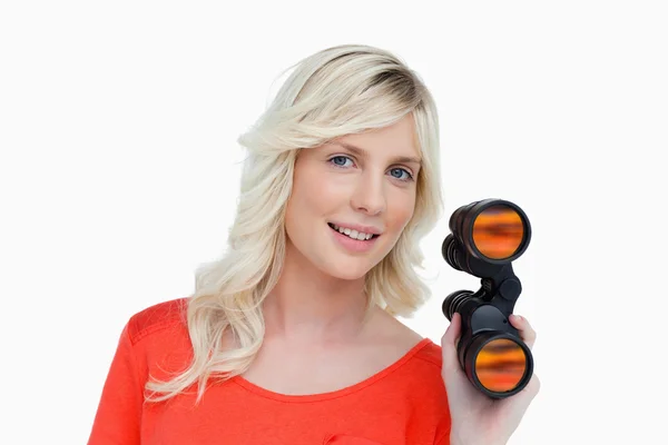 Krásná žena, držící dalekohled — Stock fotografie