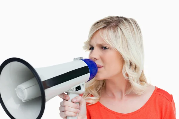 Giovane donna bionda che parla in un megafono — Foto Stock