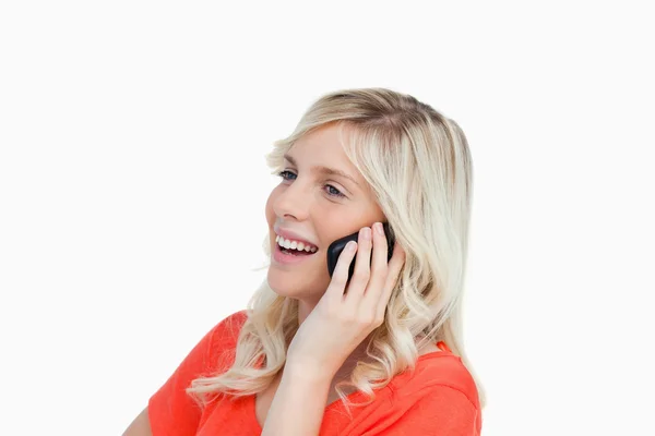 Kobieta śmiech podczas rozmowy na telefon komórkowy — Zdjęcie stockowe