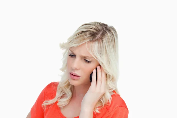 Ernstige en aantrekkelijke vrouw praten over de mobiele telefoon — Stockfoto