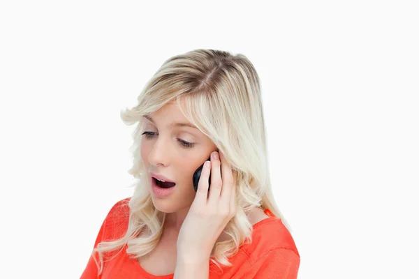Giovane donna energicamente parlando con un telefono cellulare — Foto Stock