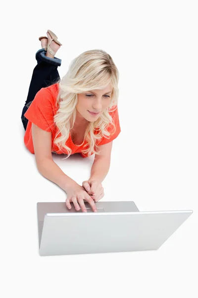 Atractiva mujer rubia usando el touchpad de su portátil mientras l —  Fotos de Stock