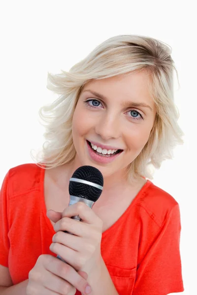 Adolescente sorrindo cantando em um microfone sem fio — Fotografia de Stock