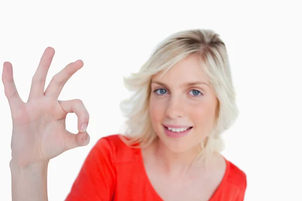 Sarışın genç kadın kamera önünde ok işareti gösteriliyor — Stok fotoğraf