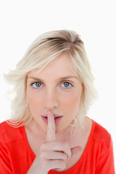 Velmi vážně blond žena vyprávět je zticha — Stock fotografie