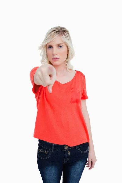 Vážně blond žena ukazující prst — Stock fotografie