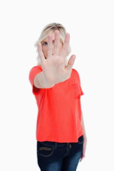 Jonge blonde vrouw maken het stopbord met haar hand — Stockfoto