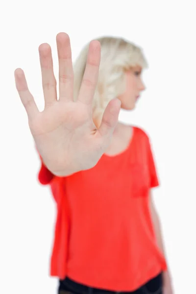 Stoppskylt görs av en ung blond kvinna — Stockfoto