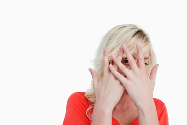 Blond kobieta ukrywa twarz za ręce — Zdjęcie stockowe