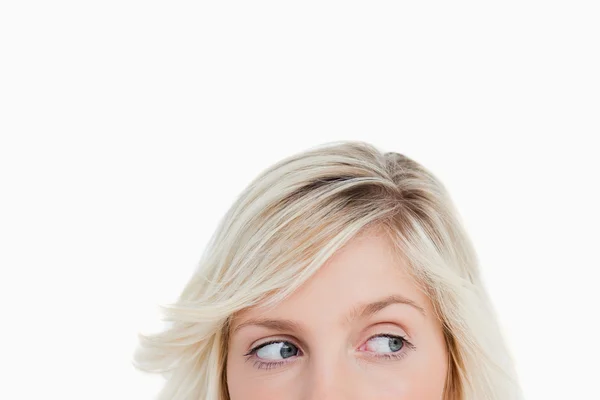 Augen einer jungen blonden Frau, die auf die Seite schaut — Stockfoto