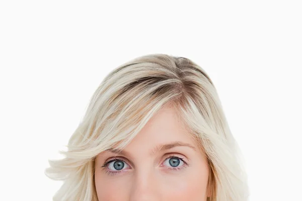 Øvre del af en blond kvindes ansigt ser lige på kom - Stock-foto