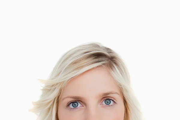 Øvre del af en blondine kvinde ansigt ser foran hende - Stock-foto