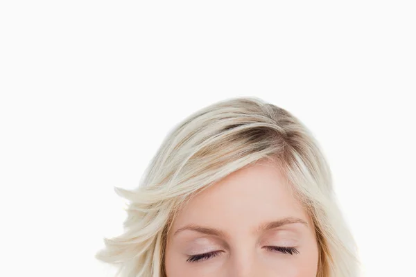 Frau schließt die Augen, während sie den unteren Teil ihres Gesichts versteckt — Stockfoto