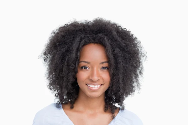 Молодая женщина с вьющимися волосами, стоящая прямо — стоковое фото