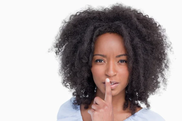 Ung kvinna med krullig frisyr berättar för att vara tyst — Stockfoto