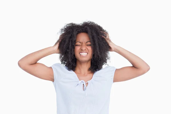 Junge Frau zeigt ihre Wut, indem sie ihren Kopf hält — Stockfoto