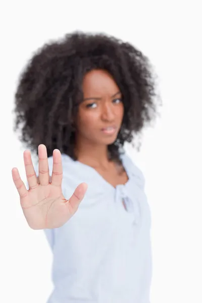 Молодая сердитая женщина делает знак остановки руки — стоковое фото