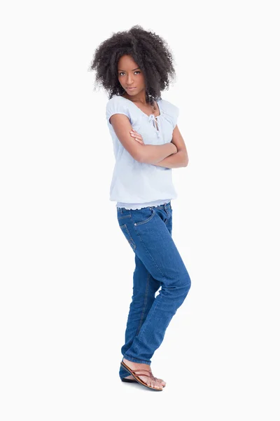 Ernstige jonge vrouw overschrijding van haar armen tijdens het kijken naar de camer — Stockfoto