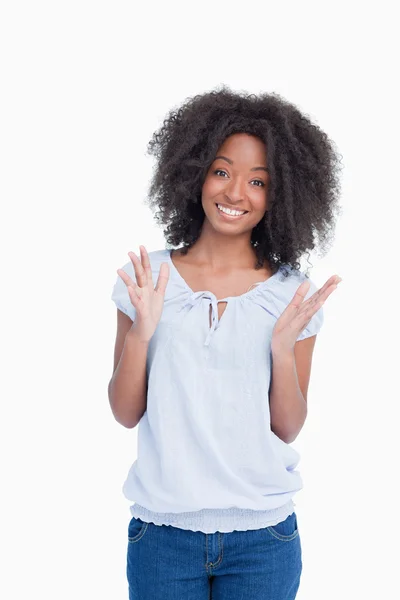Mujer joven levantando las manos como una indicación de felicidad —  Fotos de Stock