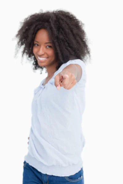 Jovem mulher apontando o dedo enquanto ri — Fotografia de Stock