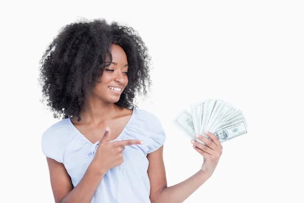 Fiatal nő bezárása a szemét, miközben mutatott az ujját a dollár — Stock Fotó