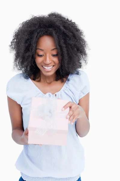 Glückliche junge Frau öffnet ihr Geburtstagsgeschenk — Stockfoto
