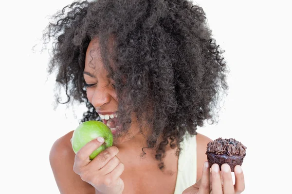 Jeune femme va manger une délicieuse pomme verte — Photo