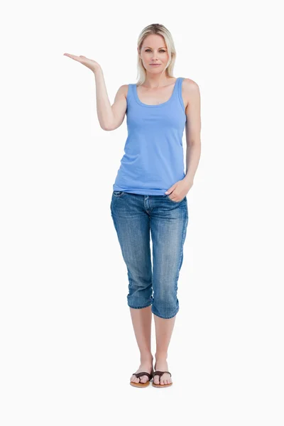 Avslappnad blonda kvinnan att placera hennes hand palm upp — Stockfoto