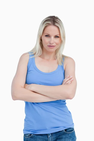 Blonde woman looking straight at the camera with arms crossed — Stock Photo, Image